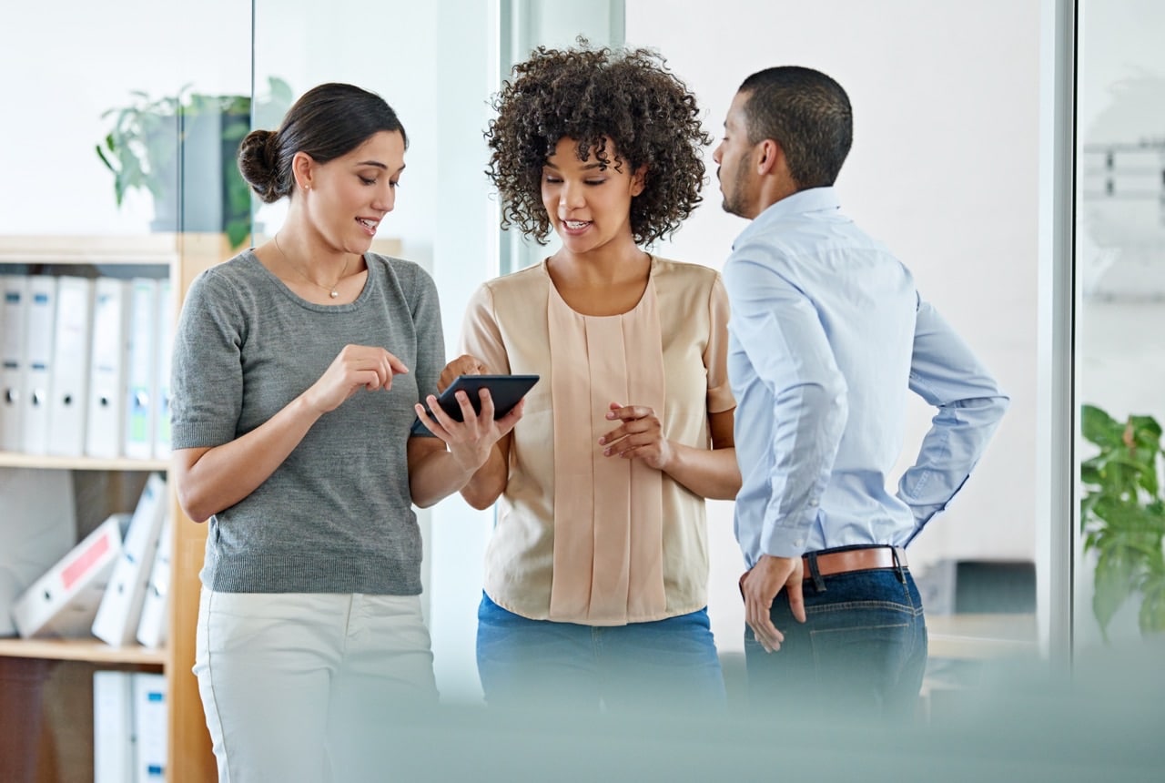 Communication professionnelle en équipe avec tablette